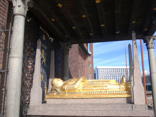 Special tomb outside the Stadhus Tower.